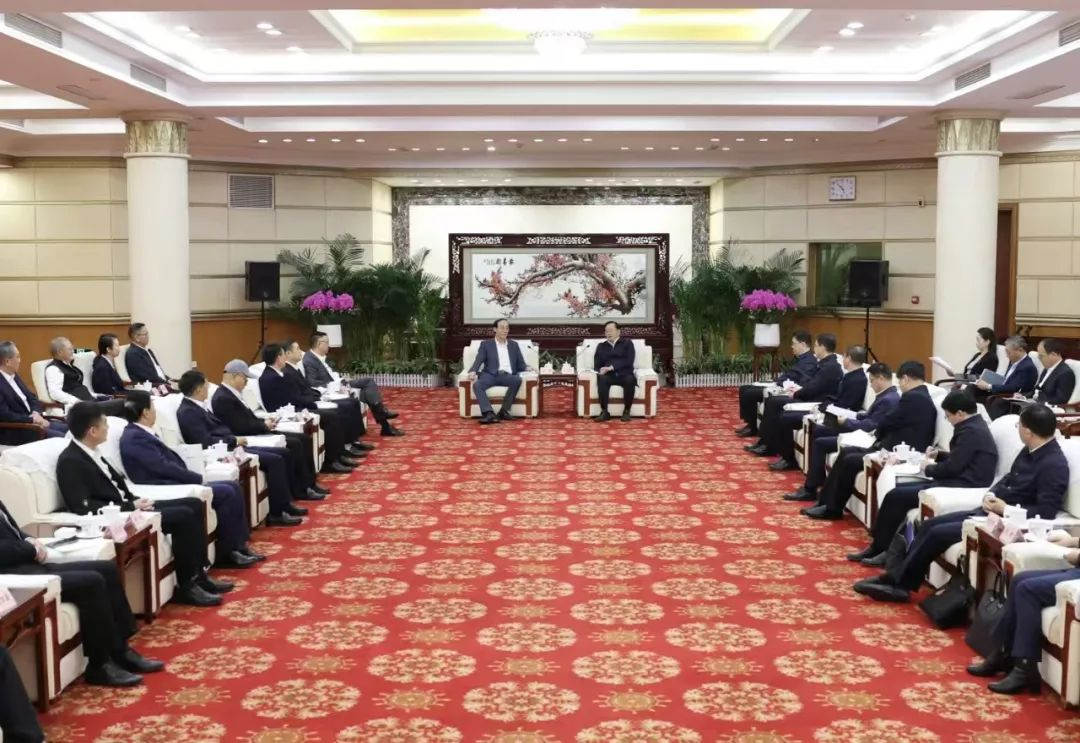 今年会jinnianhui金字招牌集团董事长李军受邀出席华中科技大学第十六届企业家论坛，并发表演讲